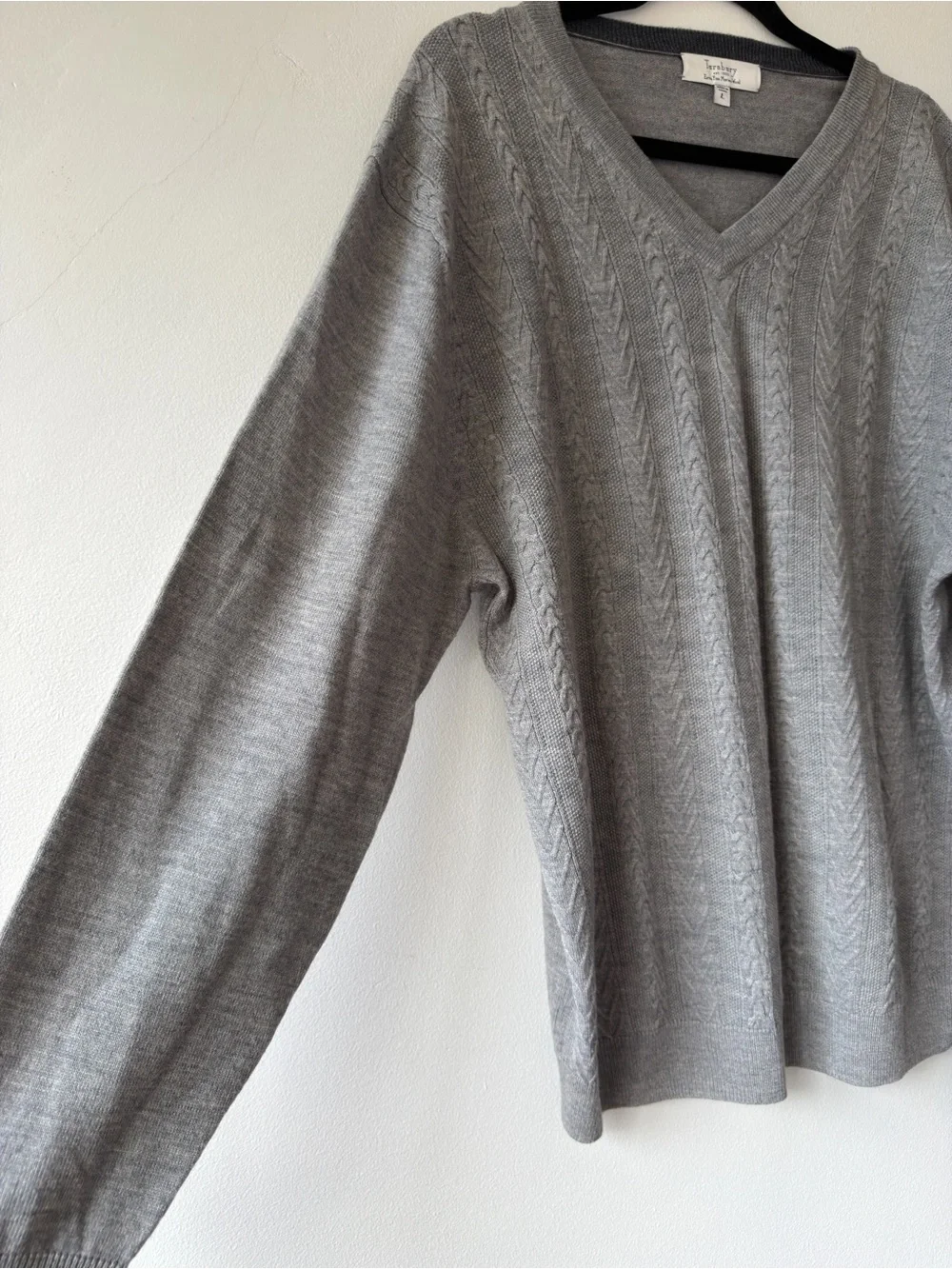 Turnbury Light Gray V-Neck Cable Knit Sweater 100% Extra Fine Wool‎